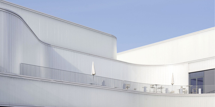 Eine geschwungene „Eisfassade“ aus Profilglas mit transparenter Wärmedämmung von Wacotech prägt die Architektur der Vaudeoise Aréna bei Lausanne.