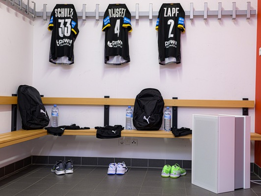 Mobile Luftreiniger lassen sich flexibel einsetzen, zum Beispiel in einem Umkleideraum.