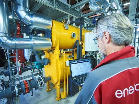 Ein Mitarbeiter von Enercity Contracting kontrolliert die neue Absorptionsanlage in der Hamburger HafenCity.