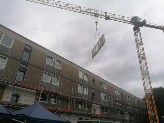 Die neue Fassade besteht aus einem Mix aus Holz- und Putzfassade.