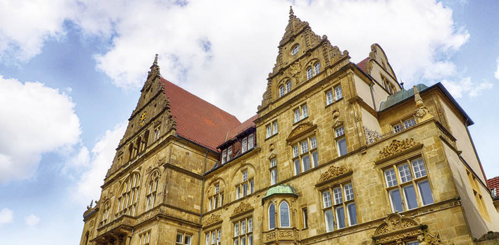 Im Frühjahr 2020 beschloss der Rat der Stadt Bielefeld, die städtischen Gebäude bis 2030 „nahezu klimaneutral“ zu betreiben. Das hierfür notwendige Konzept hat die städtische Betriebsleitung des Immobilienservicebetriebs (ISB) in enger Zusammenarbeit mit dem Öko-Zentrum NRW erarbeitet.