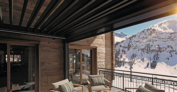 Mit dem Lamaxa L 70 Lamellendach von Warema ist der attraktive Outdoor-Bereich vor Sonne und Regen geschützt.