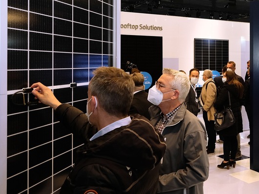 Neue Solarmodule gab es zu begutachten bei The smarter E Europe Restart 2021.
