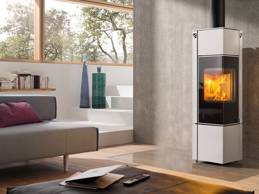 Dank moderner Verbrennungstechnik heizen Holzöfen heutzutage deutlich sparsamer, effizienter und emissionsärmer als Altgeräte.
