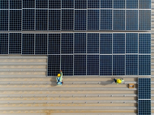 Solarpflicht in Niedersachsen: Ab 2023 werden Monteure die Dächer von neuen Nichtwohngebäuden mit Phovotoltaikmodulen belegen müssen.