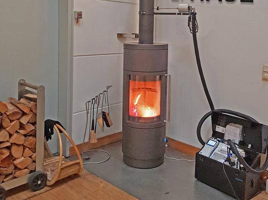 In einem Feldversuch hat das Fraunhofer IBP die T2O2-Regelung zur Emissionsminderung bei Kaminöfen getestet.