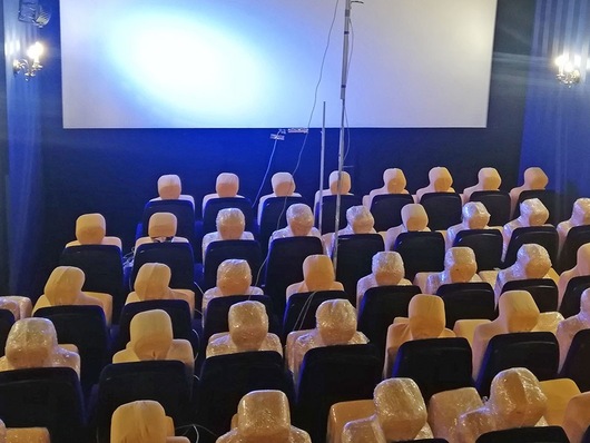 Messen statt Film schauen: In einem Münchner Kinosaal misst das Fraunhofer IBP die Lüftungssituation und die Ausbreitung von Aerosolen. Der Einfluss von Besucher:innen wird durch Wärmelastsimulatoren nachgestellt.