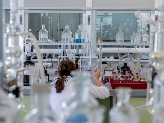 In den Laboren der Forschungsvereinigung Kalk-Sand e.V. werden  bindemittelfreie Kalksandsteinrezepturen sowie Kalksubstitute erforscht.  