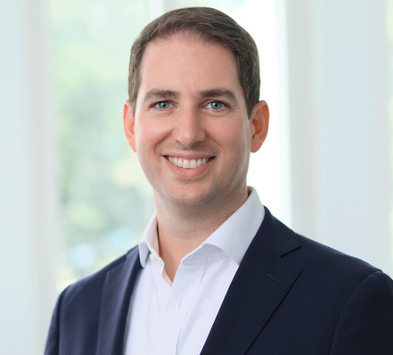 Christoph Blepp blickt zurück auf über 12 Jahre professionelle Erfahrung im Projektmanagement sowie in der Strategie- und Transaktionsberatung bei kleineren Beratungen und PwC, mit Fokus auf die Bau- und Bauzulieferindustrie.