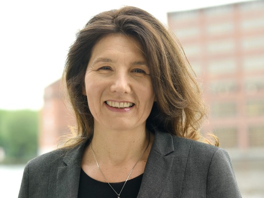 DEN-Vorständin Marita Klempnow: "Ziel der individuellen Sanierungsfahrpläne ist es, gebäudespezifisch sinnvoll aufeinander abgestimmte Sanierungsvorschläge für ein Objekt zu erstellen. Durch die gegenwärtigen Bonusregelungen wird dieses ursprüngliche Ziel jedoch konterkariert. Statt einer bauphysikalisch und energetisch sinnvollen Reihenfolge von Maßnahmen steht stattdessen oftmals die Optimierung der Förderung im Vordergrund."