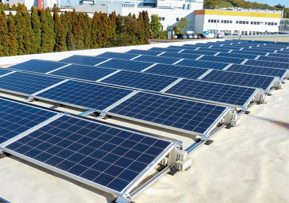 1 Für die Installation von PV-Anlagen auf Flachdächern haben sich ballast­arme Montagesysteme etabliert – hier eine Lösung im Reihenverbund.