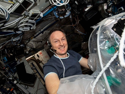 Der deutsche Astronaut untersucht Beton in der Schwerelosigkeit. Testlabor ist eine Handschuhkiste – damit die Raumstation ISS sauber bleibt.