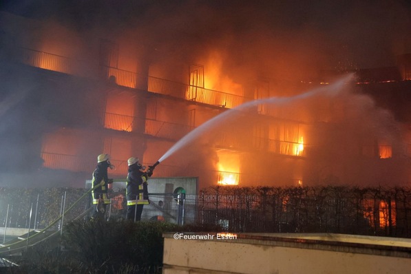 Die rasche Brandausbreitung geht vornehmlich auf die starken Windböen zurück. Die problematische Brandlast an der Fassade waren die mit Holzböden und Kunststoffbekleidungen ausgestatteten Balkone. Aufgrund der großen Fenster konnten die Flammen schnell auf die Wohnungen übergreifen.