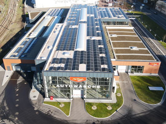 Mit dem Solarstrom seiner Dachanlage in Saarbrücken kann Mr. Wash jährlich mehr als 86.000 Autos waschen.
