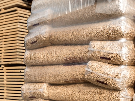 Zur Preisentwicklung von Brennstoffen hat sich das Deutsche Pelletinstitut geäußert: Pellets seien zwar von allgemeinen Preissteigerungen betroffen, doch würden sie weiterhin deutlich weniger kosten als fossile Brennstoffe.
