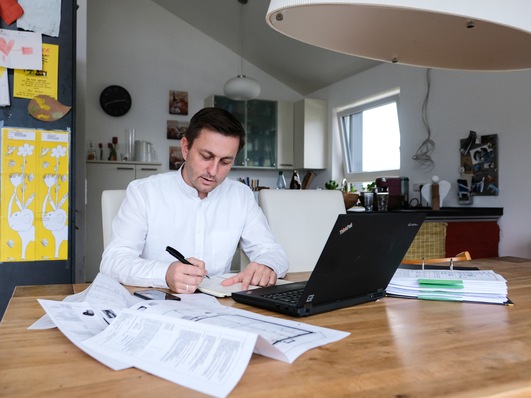 Wer ein Einfamilienhaus klimafreundlich sanieren will, muss zwar gut rechnen können – die Rechnung geht aber auf.