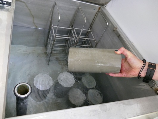 Betonzylinder werden im Baustofflabor an der Hochschule hergestellt und für die Untersuchungen passend gesägt und geschliffen.