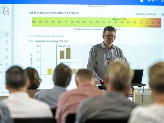 Daniel Eggert (ISFH) erläuterte in seinem Vortrag die Funktionen des Systems 
