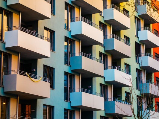 Zwar lässt sich bei den Neubauplänen ein klares Bekenntnis zu klimazielkompatiblen Baustandards und einer deutlich stärkeren ökologischen Ausrichtung erkennen als in bisherigen Regierungen, kommentiert die Deutsche Umwelthilfe das vom Bündnis bezahlbarer Wohnraum vorgestellte Maßnahmenpaket, doch bleibe das gewaltige Sanierungs- und damit auch Energiekostenproblem für Millionen Menschen in Altbauten damit ungelöst.