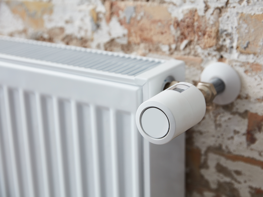 Bei Wohngebäuden ab sechs Wohneinheiten sowie Firmen und öffentlichen Gebäuden ab 1.000 Quadratmeter beheizter Fläche ist ein hydraulischer Abgleich bei Gasheizungen seit 1. Oktober Pflicht. Der Abgleich muss in Wohngebäuden ab zehn Wohneinheiten bis zum 30. September 2023 erfolgen, in Häusern ab sechs Einheiten bis 15. September 2024.