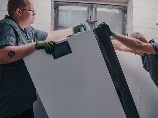 Wer sich künftig gefördert einen Pelletskessel in seinen Keller hieven lassen will, muss die Monteure auch auf sein Dach beordern, um Sonnenkollektoren zu installieren. Ansonsten gibt es keinen staatlichen Zuschuss für die Heizung mehr. So sieht es die Novelle für die Bundesförderung für effiziente Gebäude ab 2023 vor. Heizungsverbände sehen in der Bestimmung eine ungerechte Benachteiligung für Holzheizungen.