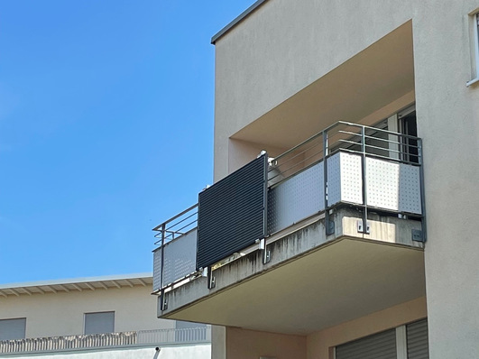 Immer häufiger liefern sogenannte Balkonsolaranlagen umweltfreundlichen Strom. Ob sie sich mit einem Schukostecker sicher anschließen lassen, darüber streitet die Fachwelt.