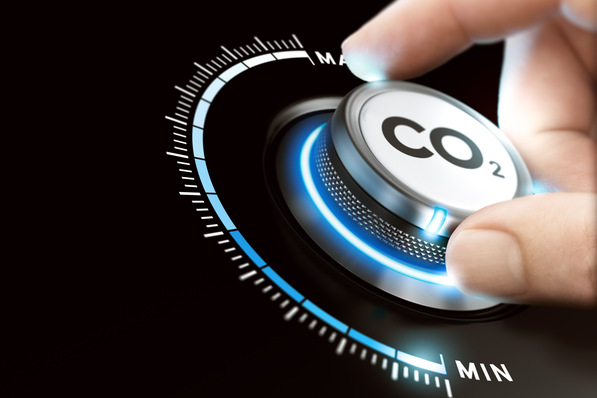 Die Ampel-Koalition hat sich nach langer Blockade auf ein Modell verständigt, wie der CO2-Preis zwischen Mietenden und Vermietenden aufgeteilt wird. Demnach wird ein Stufenmodell verankert: Je höher der CO2-Ausstoß eines Gebäudes ist, desto mehr zahlen Vermietende und desto weniger Mietende.