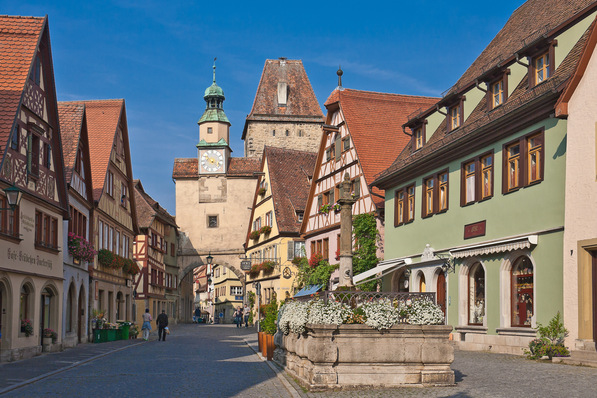 In historischen Altstädten wie hier in Rothenburg ob der Tauber ist bei der Kombination von Denkmälern und PV Sensibilität gefragt.