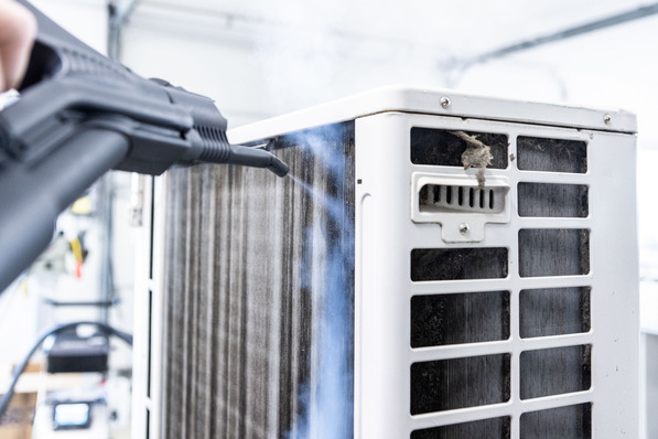 Die Wärmetauscherlamellen von Kälte- und Klimaanlagen lassen sich mit Dampfsaugsystemen schonend säubern. Gereinigt verbrauchen die Anlagen weniger Strom, erzielen eine höhere Kühlleistung und verschleißen weniger.