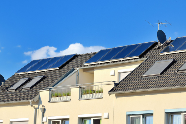 Um 709.000 Quadratmeter ist die in Deutschland installierte Kollektorfläche im vergangenen Jahr gewachsen. Das entspricht einer solarthermischen Leistung von 496 Megawatt oder der Fläche von knapp 100 Fußballfeldern.