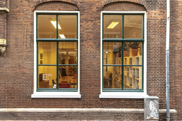 Dank schlanker Vakuumgläser können alte Sprossenfenster effiziente Dämmwerte aufweisen – und die schönen Holzprofile und Fensterrahmen bleiben erhalten.