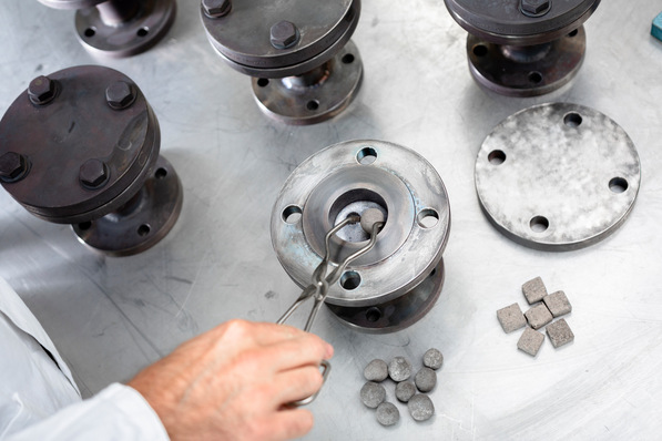 Befüllung der Tiegel mit Füllkörpern und Hochtemperaturmedien zu Testzwecken.