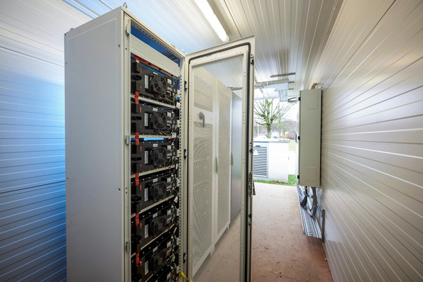 Der Stromspeicher hilft der Bäckerei Miedl aus Bad Endorf im Chiemgau dabei, Netznutzungsentgelte zu sparen.