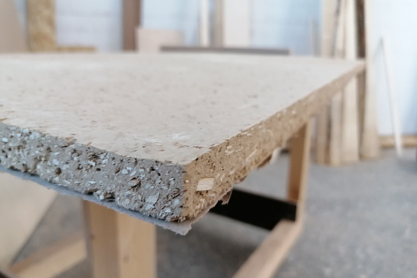 Rezept für nachhaltiges Baumaterial: Baulehm als Nebenprodukt einer Kiesgrube, Chinaschilf aus regionalem Anbau und energiesparende Trocknung im Gewächshaus.