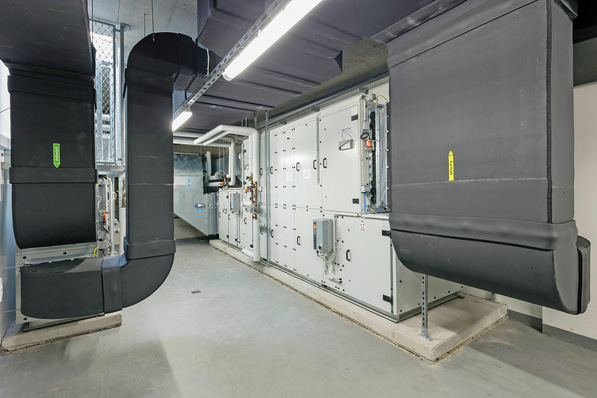 Raumlufttechnische Anlagen können verhindern, dass in Büro- oder Schulräumen keine dicke Luft herrscht. Dazu müssen sie aber richtig funktionieren. Das Qualitätssiegel Raumlufttechnik soll das sicherstellen.