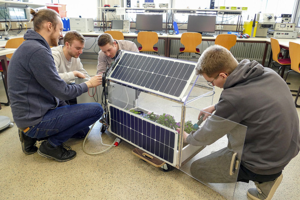 Mini-Gewächshaus hat Steuerung, die den Energieverbrauch optimiert.