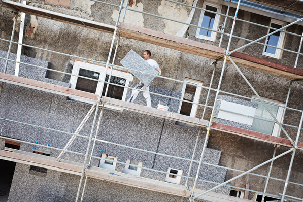 "Die auf absehbare Zeit nur begrenzte Verfügbarkeit von Erneuerbaren Energien führt in letzter Konsequenz dazu, dass die Verbräuche optimiert werden müssen, um Kosten zu sparen und die Energienetze zu schützen", schreiben Verbände in einem Appell an die Bauminister:innen von Bund und Ländern.