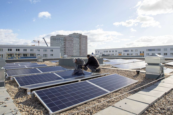 Auf ihrem Wohngebäude in der Dolgenseestraße in Berlin-Lichtenberg betreibt die HOWOGE eine Photovoltaikanlage.