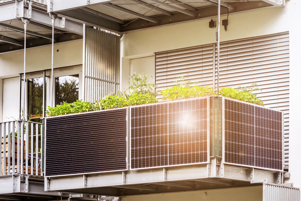 Den besten Ertrag ernten Balkonkraftwerke, wenn die PV-Module nach Süden ausgerichtet sind, leicht geneigt angebracht werden und kein Schatten auf sie fällt. Doch die Anlagen lohnen sich oft auch dann, wenn sie nicht ideal montiert sind. „Es dauert dann nur etwas länger“, sagt Verivox-Energieexperte Thorsten Storck.