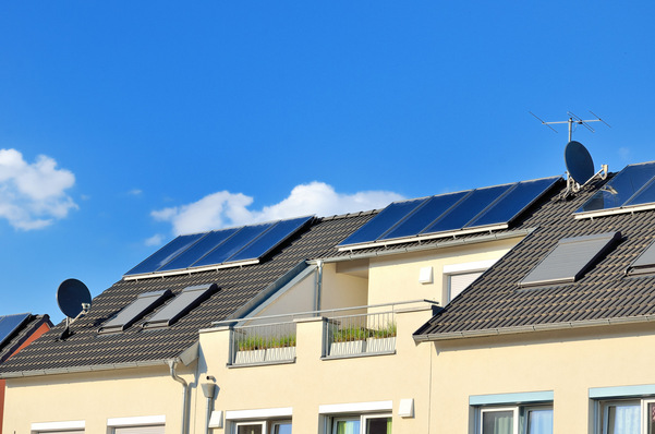 Wie viel Kollektorfläche braucht es, damit die Solarthermie ausreichend Sonnenwärme liefert? Darüber gibt es unterschiedliche Ansichten bei Gesetzgeber und Branchenverband.