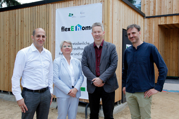 Feierten die Einweihung des Solar-Wasserstoffhaus in Schöneiche (von links): HPS-Vorstand Zeyad Abul-Ella, Abteilungsleiterin Claudia Herok vom Wirtschaftsministerium des Landes Brandenburg, Bürgermeister Ralf Steinbrück und Projektleiter Daniel Wolf