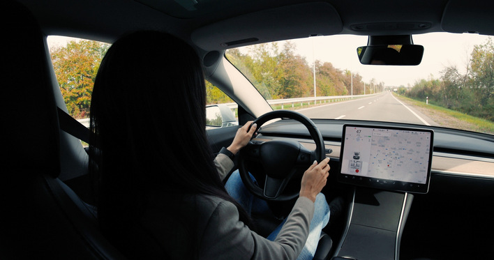 Die eingebauten Navigationsgeräte vieler E-Autos verfügen über einen Routenplaner, der bei einem niedrigen Akkustand die nächste Lademöglichkeit anzeigt.