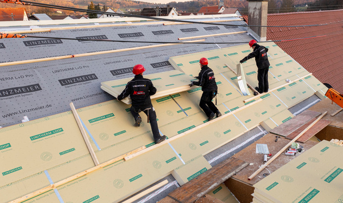 Wärmeschutz dient dem Klimaschutz, die von Skeptiker:innen wie der Bundesbauministerin ins Feld geführte Graue Energie in den Dämmstoffen wird durch Einsparung von Heiz- und Kühlenergie schnell ausgeglichen. 