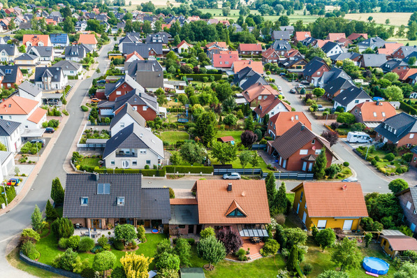 Für alle Gebäude kann man über den CO 2 -Ausstoß je m 2  Wohnfläche pro Jahr Emissionsgrenzwerte vorgeben. Anschließend wird der zulässige Wert in Etappen immer weiter abgesenkt und auf das reduziert, was technisch umsetzbar ist.