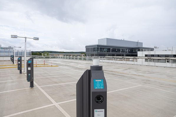 Ziel des Konsortialprojekts DCI4Charge ist es, die Gleichstromladestation direkt aus dem Gleichstromnetz des Unternehmens zu versorgen und umgekehrt das industrielle DC-Netz virtuell beziehungsweise temporär zu stützen.