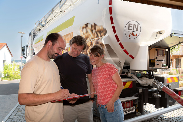 Verbraucherinnen und Verbraucher sollten beim Kauf von Holzpellets auf das ENplus-Zertifikat achten. Es garantiert erstklassige Qualität und schützt vor Betrug.