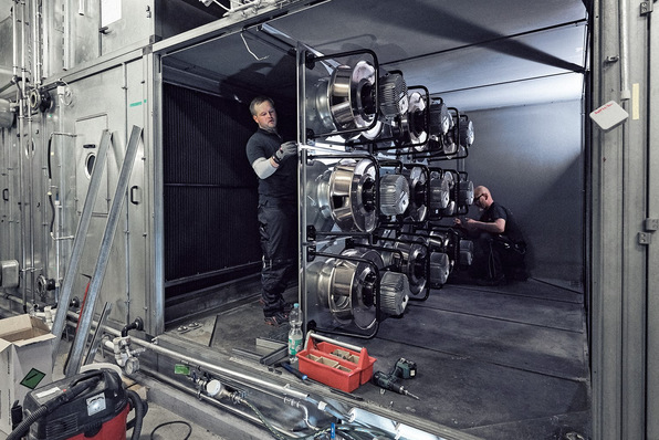 Retrofit mit Mehrwert: Neue Ventilatoren wie diese Fan Grids mit je neun EC-Modulen sparen Energie.