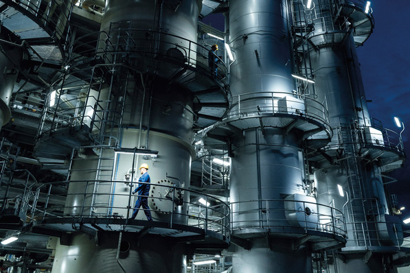 Als größter Energieverbraucher unter den Industriezweigen hat sich im vergangenen Jahr wieder die Chemische Industrie erwiesen. Allerdings setzt sie ein Drittel der Energieträger als Ausgangsstoffe für Produkte ein.