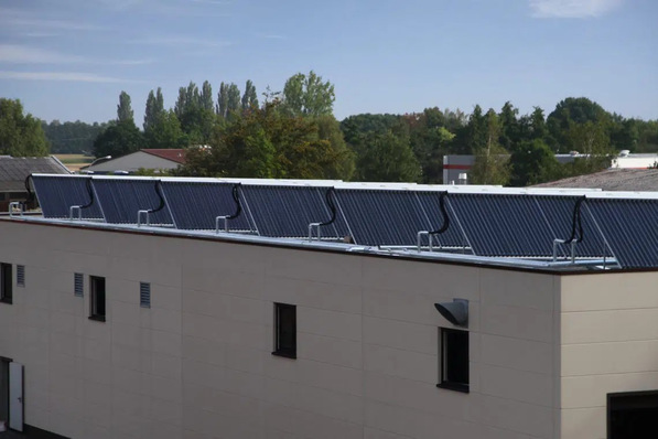 Bis zu 65 Prozent Förderung können Unternehmen für eine solare Prozesswärmeanlage vom Bund bekommen. Die Firma Hustert Galvanik in Rahden nördlich von Bielefeld setzt die Sonnenwärme bereits seit über zehn Jahren ein, um Teile für die Automobilindustrie galvanisch zu beschichten.