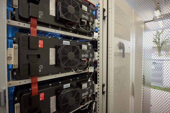 Damit Stromspeicher ihr volles Flexibilitätspotenzial zur Stabilisierung des Stromnetzes und der Systemsicherheit entfalten können, braucht es Verbänden zufolge den weiteren Abbau von Marktbarrieren.